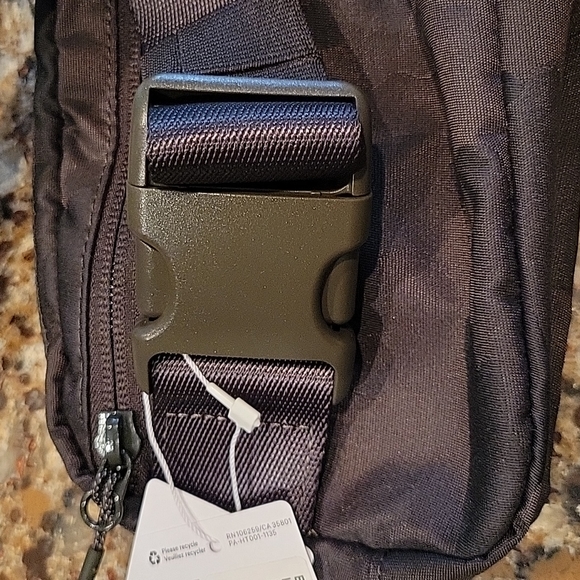 Lululemon Everywhere Belt Bag - Picture 2 of 5